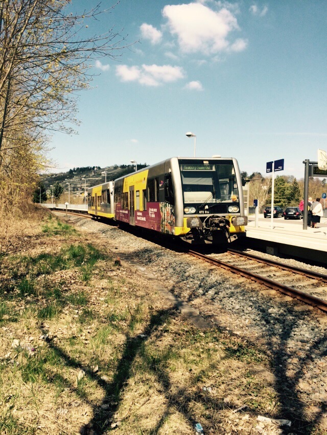 Burgenlandbahn 672 915 + 672 xxx als RB 34875 von Wangen nach Naumburg Ost, am 19.04.2015 beim Halt in Freyburg. (Foto: Wolfgang Krolop)