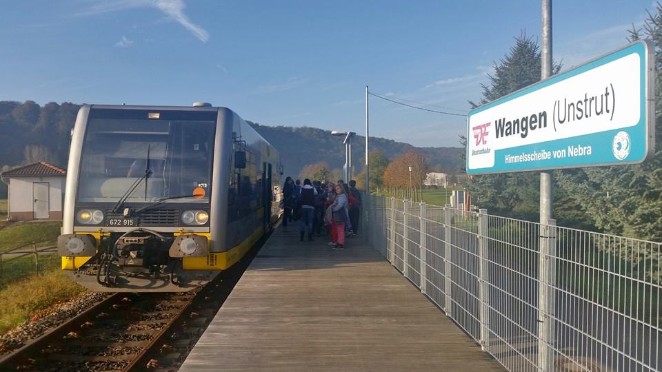 Burgenlandbahn 672 915 als RB 34869 von Roßleben nach Naumburg Ost, am 27.10.2014 am Hp Wangen. Der Zug brachte die Schüler der Regelschule  Gerhart Hauptmann  aus Roßleben nach Wangen zur Arche Nebra und war im Auftrag der IG Unstrutbahn e.V. unterwegs. (Foto: Mirko Küster)
