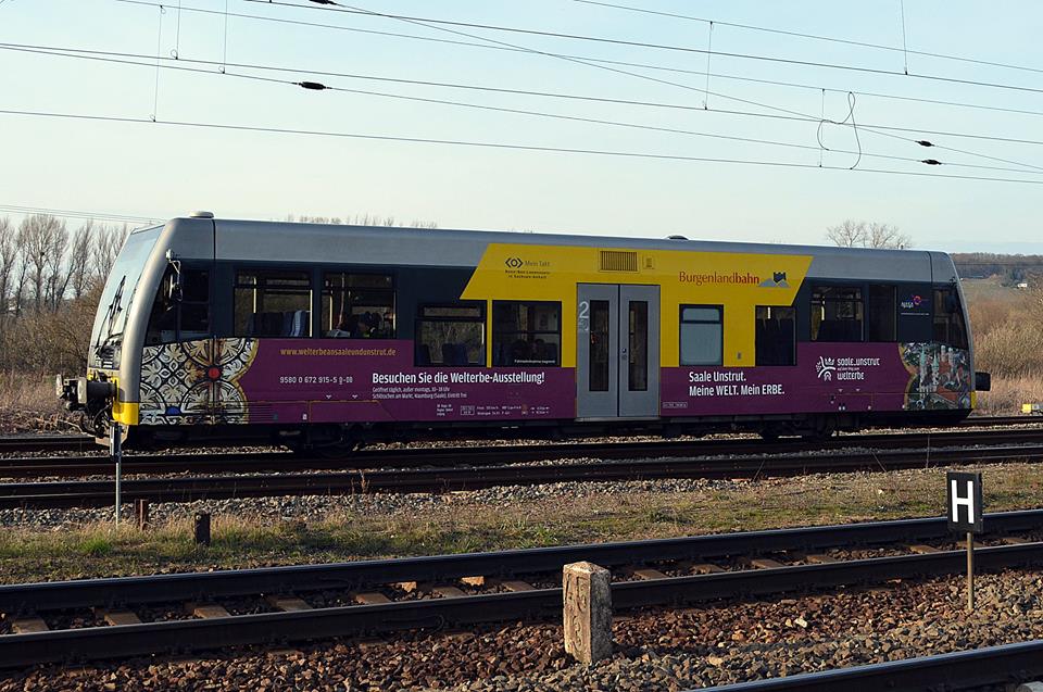 Burgenlandbahn 672 915, mit Werbung für das Weltkulturerbe Saale-Unstrut, als RB von Naumburg Ost nach Wangen, am 12.04.2015 in Naumburg Hbf. (Foto: Wolfgang Gerstner)