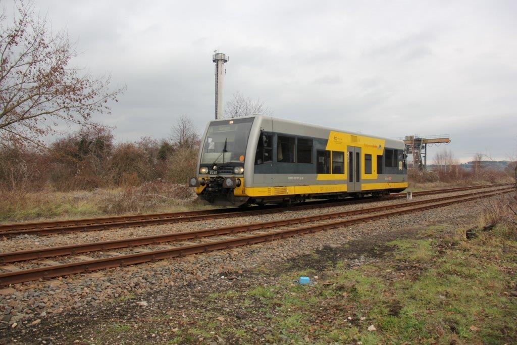 Burgenlandbahn 672 917 als RB 34876 von Naumburg Ost nach Wangen, am 08.12.2013 bei der Einfahrt in Laucha. (Foto: Wolfgang Krolop)
