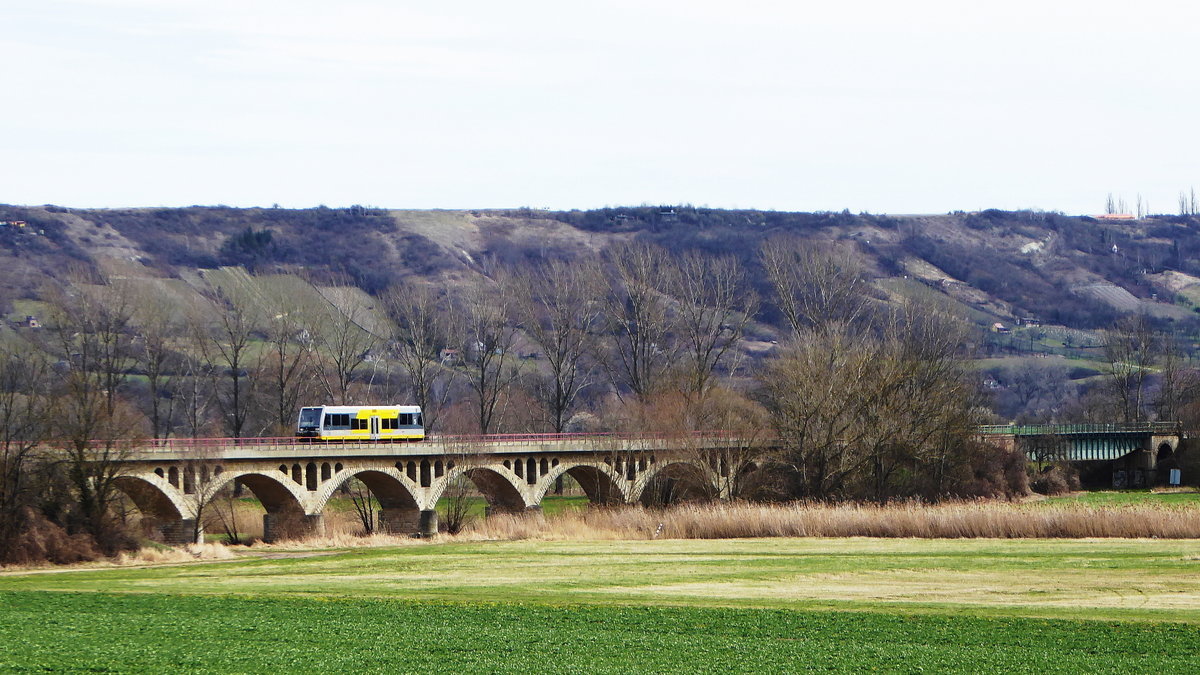 Burgenlandbahn 672 xxx als RB 34876 von Naumburg Ost nach Wangen, am 28.03.2016 auf dem Unstruthochwasserviadukt bei Kirchscheidungen. (Foto: G�nther G�bel)