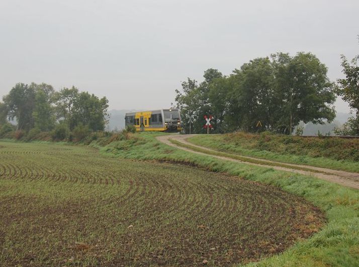 Burgenlandbahn 672 xxx als RB 34868 von Naumburg Ost nach Roßleben, am 15.10.2016 bei Roßbach. Der Zug wurde wegen dem Klosterfest in Memleben bis Roßleben verlängert. (Foto: Wolfgan Krolop)