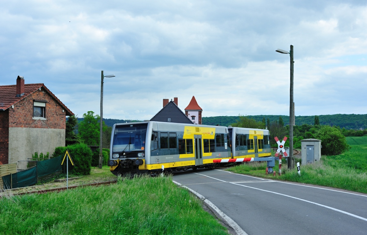 Burgenlandbahn 907 + 672 901 als RB 34883 von Wangen nach Naumburg Ost, am 03.05.2014 in Laucha. (Foto: Nico Martin)