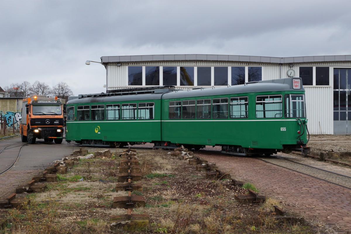 BVB: Abschied von den Be 4/6 623 - 658 aus dem Jahre 1972. Der Verlad fr die lange Reise nach Belgrad, beim alten Gterbahnhof Dreispitz, fand vom 1. bis 3. Februar 2016 statt. In ihrer neuen Heimat sollen die gut gepflegten Veteranen aus der Schweiz noch ca. zehn Jahre im Einsatz stehen. Die allerletzten Fahrten auf den BVB-Geleisen waren nur noch mit der Untersttzung vom Be 4/4 490 (FCB) und einem BVB-Werkstattlastwagen der Marke Mercedes mglich. Fr das Rangiermanver von SBB Cargo stand die Bm 4/4 18414 im Einsatz. Die Aufnahmen stammen vom 1. Februar 2016.
Foto: Walter Ruetsch 
     