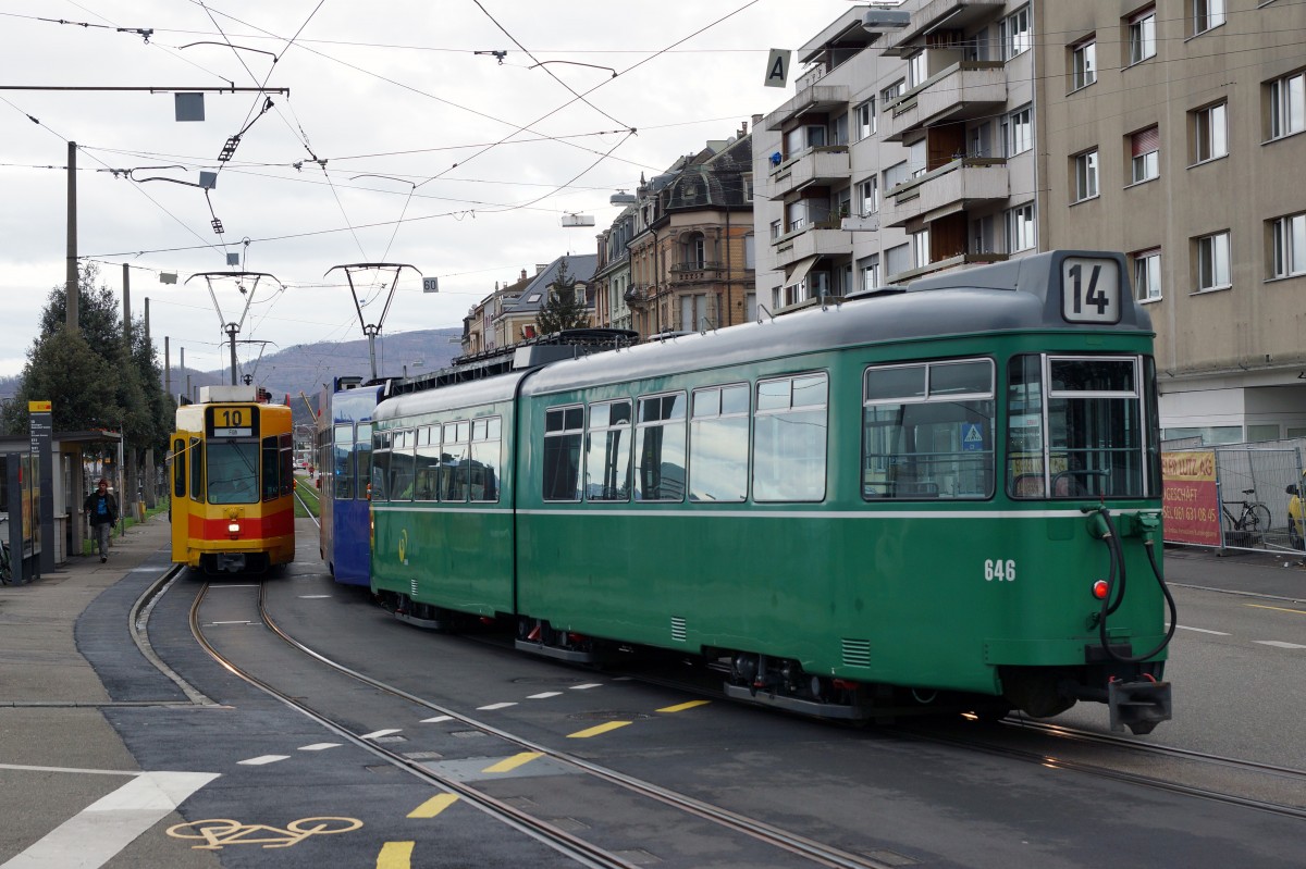 BVB: Abschied von den Be 4/6 623 - 658 aus dem Jahre 1972. Der Verlad fr die lange Reise nach Belgrad, beim alten Gterbahnhof Dreispitz, fand vom 1. bis 3. Februar 2016 statt. In ihrer neuen Heimat sollen die gut gepflegten Veteranen aus der Schweiz noch ca. zehn Jahre im Einsatz stehen. Die allerletzten Fahrten auf den BVB-Geleisen waren nur noch mit der Untersttzung vom Be 4/4 490 (FCB) und einem BVB-Werkstattlastwagen der Marke Mercedes mglich. Fr das Rangiermanver von SBB Cargo stand die Bm 4/4 18414 im Einsatz. Die Aufnahmen stammen vom 1. Februar 2016.
Foto: Walter Ruetsch 
     