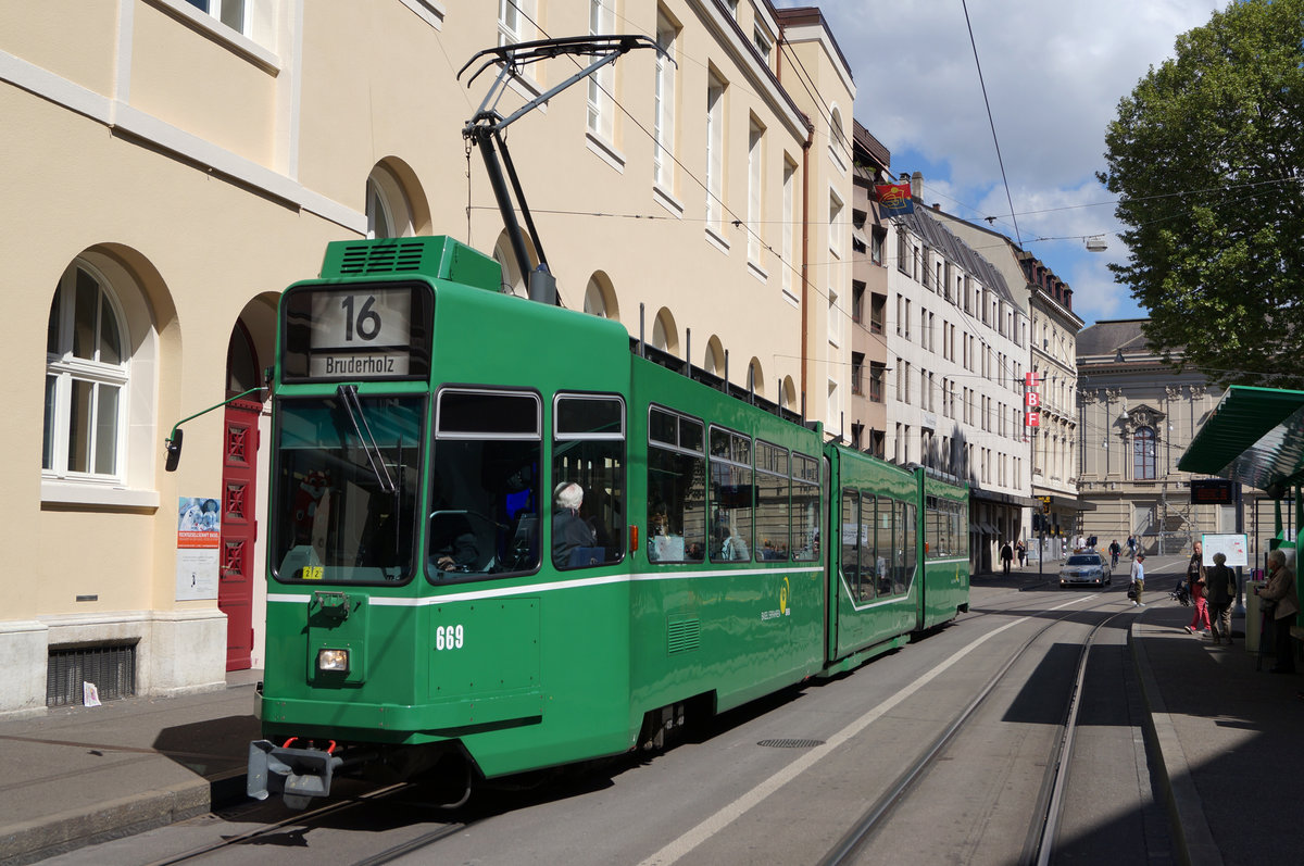 BVB: Be 4/6 669 der Linie 16 auf der Fahrt zum Endhalt Bruderholz am 5. Mai 2017.
Foto: Walter Ruetsch