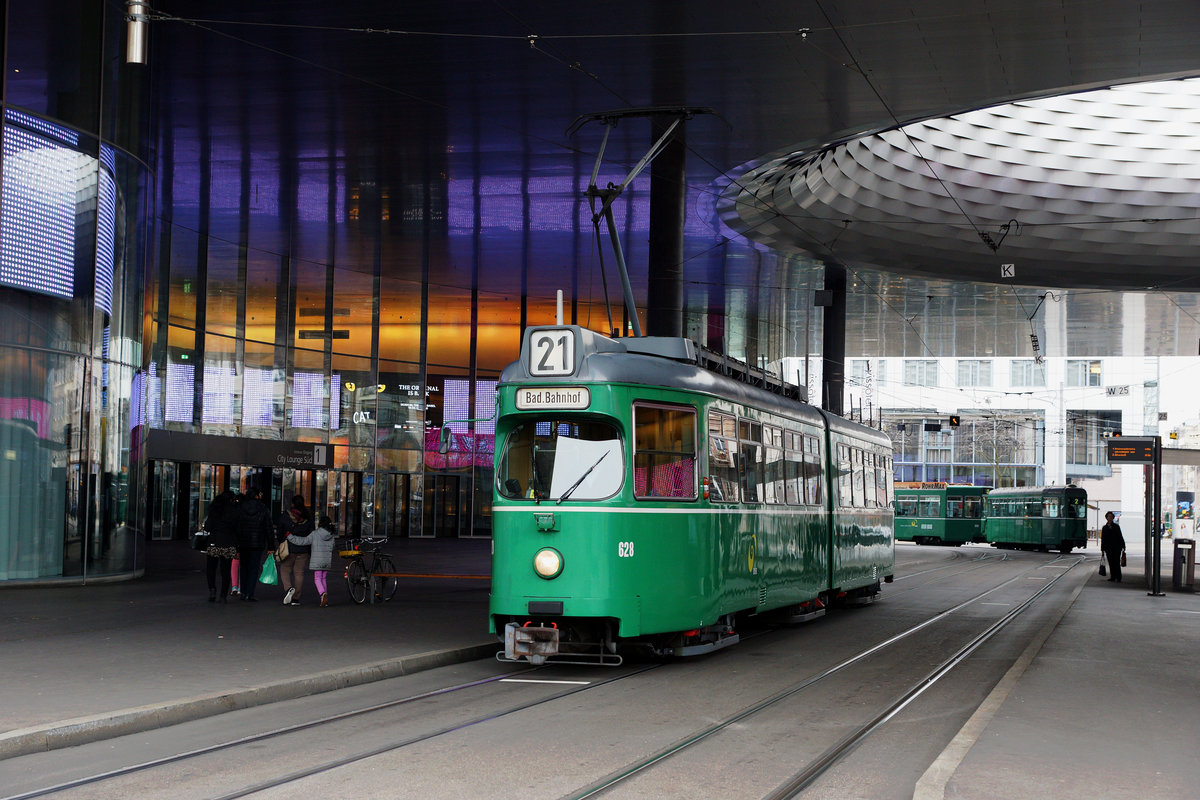 BVB: Kurze Zeit vor seiner Pensionierung wurde der Be 4/8 628 (1972) der Linie 21 am 1. April 2016 auf der Haltestelle Messeplatz fotografiert.
Foto: Walter Ruetsch