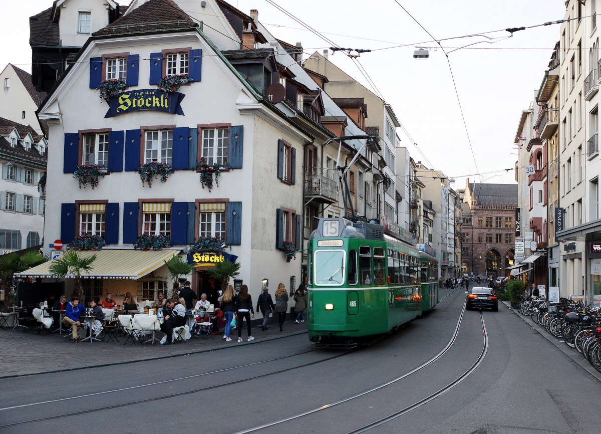 BVB: Tramzug der Linie 15 in Richtung Bruderholz mit Be 4/4 465 + B4 bei der Einfahrt in die Haltestelle Barfsserplatz am 30. Oktober 2015.
Foto: Walter Ruetsch