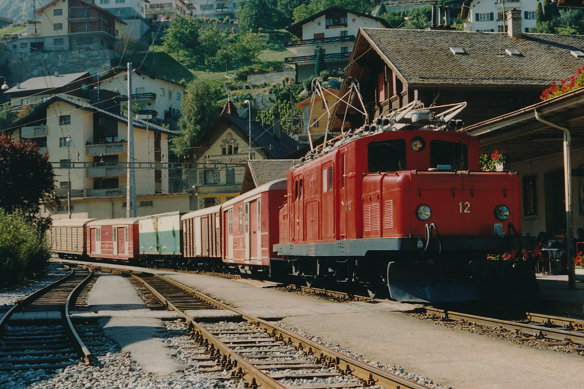 BVZ: Güterzug mit der HGe 4/4 12 bei einem Zwischenhalt in Stalden-Saas im Oktober 1987.
Foto: Walter Ruetsch