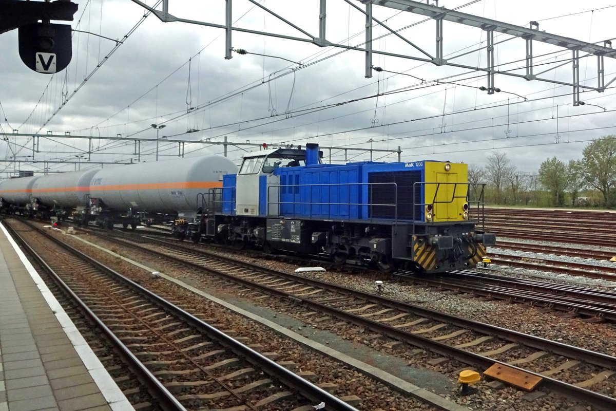 Caprain 2275 714 treft mit ein umgeleiteter Gaskesselwagenzug am 10 April 2020 in Nijmegen ein.