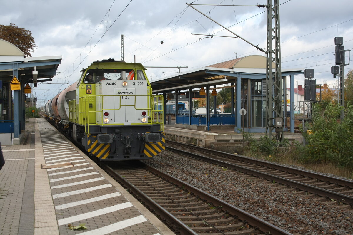 Captain 1123 (G1206) mit einem Gterzug bei der Durchfahrt im Bahnhof Delitzsch unt Bf am 21.10.21