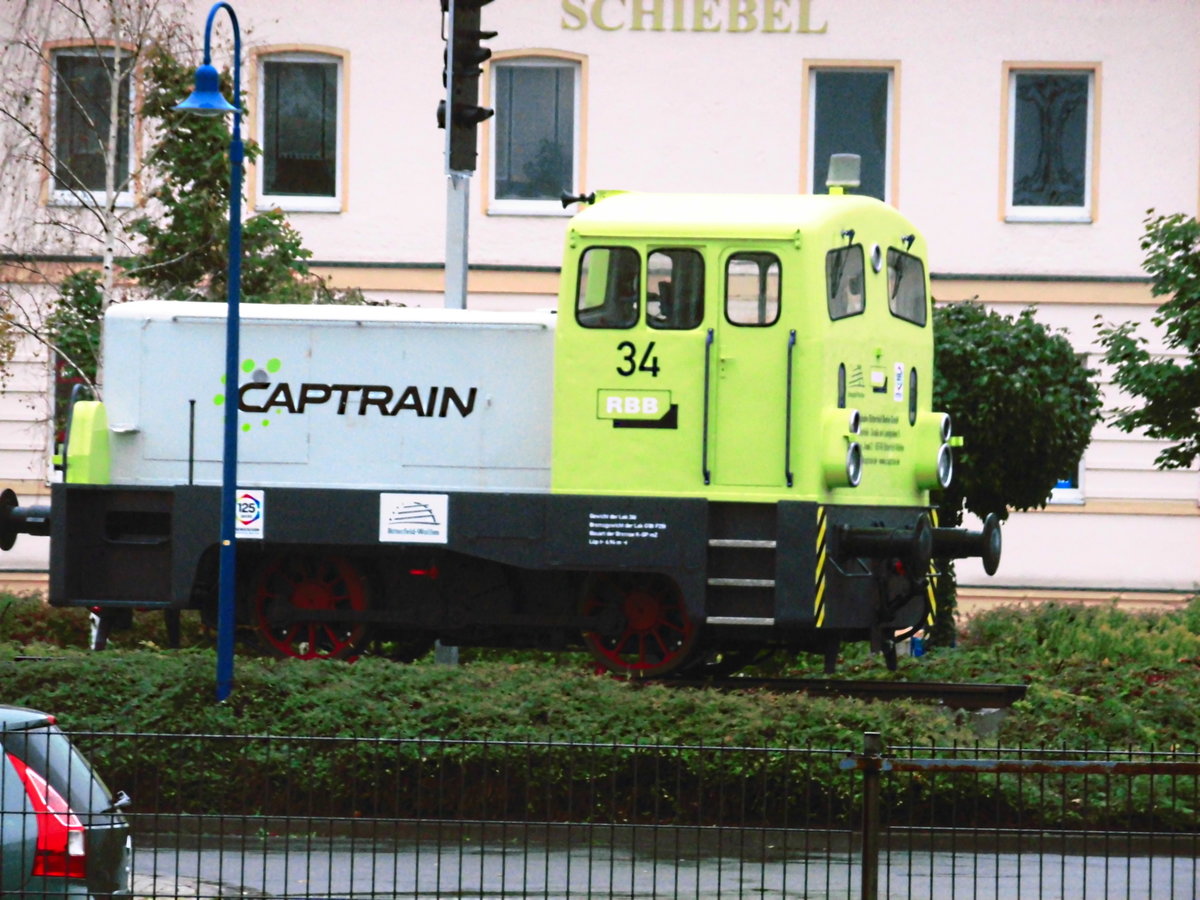 Captrain / RBB Lok steht vor dem Bahnhof Bitterfeld am 2.10.17