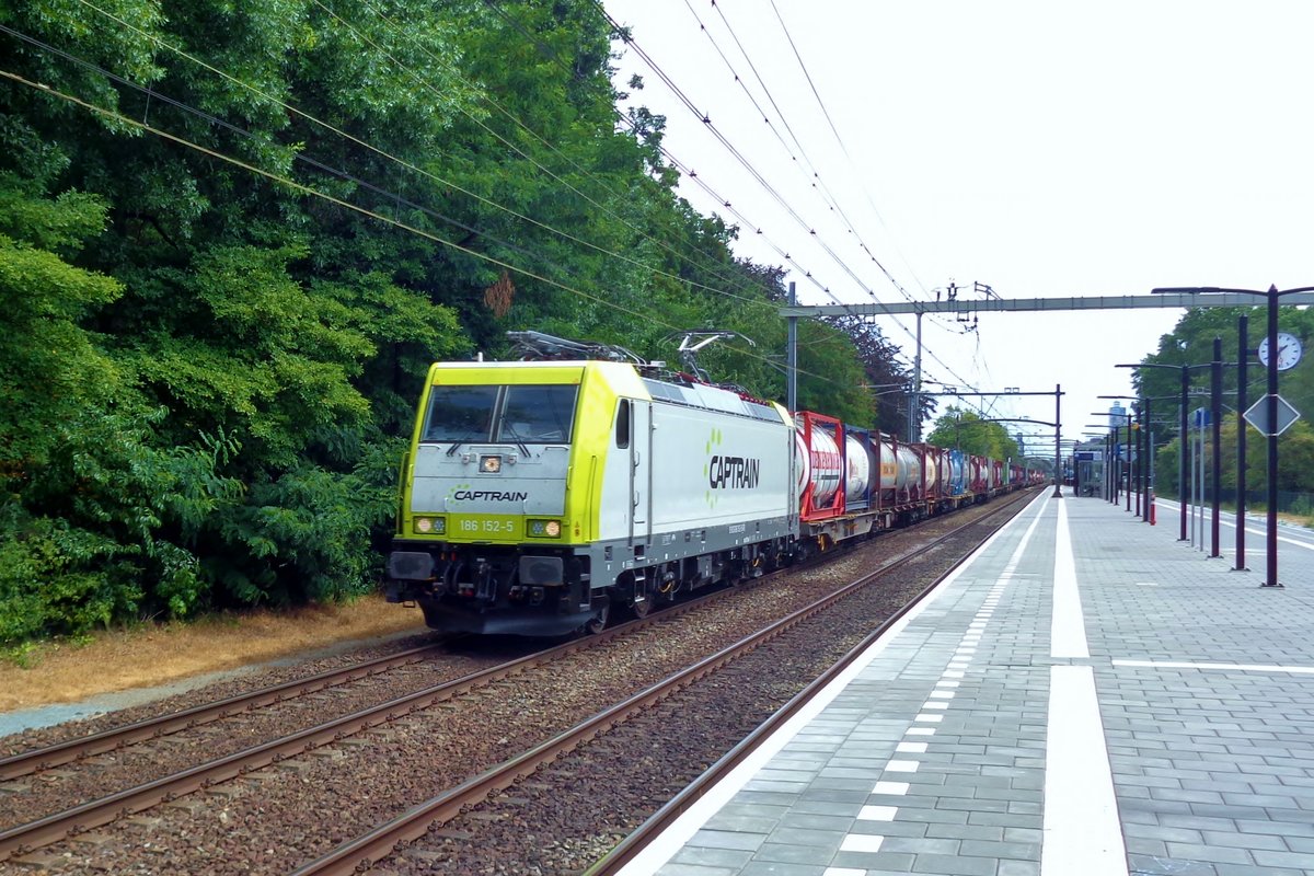 Captrain 186 152 durcheilt Tilburg-Universiteit am 29 Juli 2018.