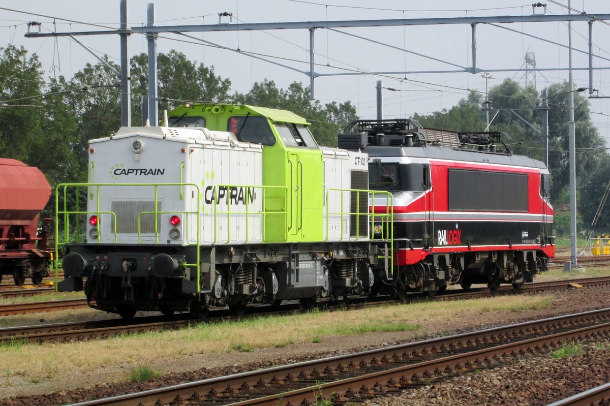 CapTrain 203 102 schleppt 1619 in Lage Zwaluwe am 22 Juli 2016.