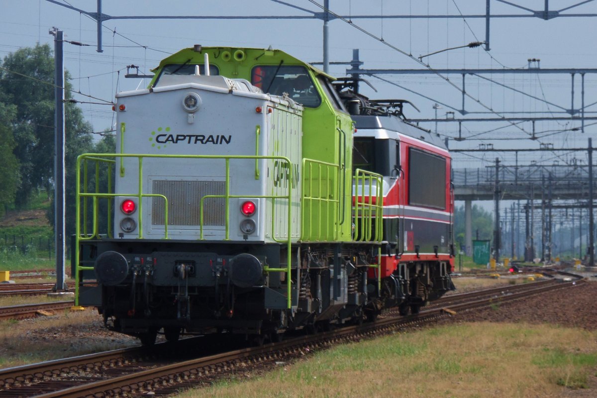 CapTrain 203 102 schleppt 1619 in Lage Zwaluwe am 22 Juli 2016.