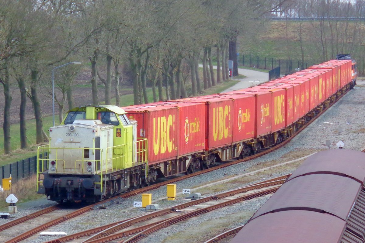 CapTrain 203-103 steht mit ein UBC-Containerzug am 18 März 2018 in Lage Zwaluwe.