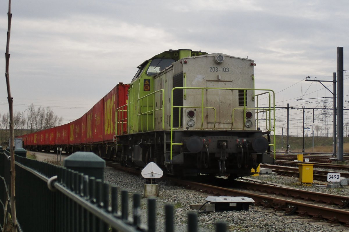 CapTrain 203-103 steht mit ein UBC-Containerzug am 18 Mrz 2018 in Lage Zwaluwe.