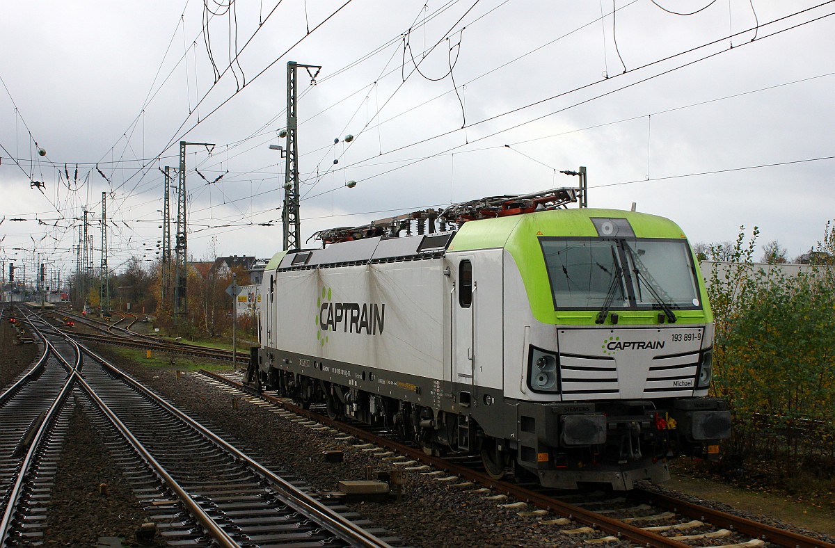 Captrain/ITL 6193 891-9  Michael  abgestellt im/am Gbf Neumünster. Die Aufnahme entstand aus dem vorbeifahrenden Zug Richtung Schleswig. Neumünster 16.11.2015