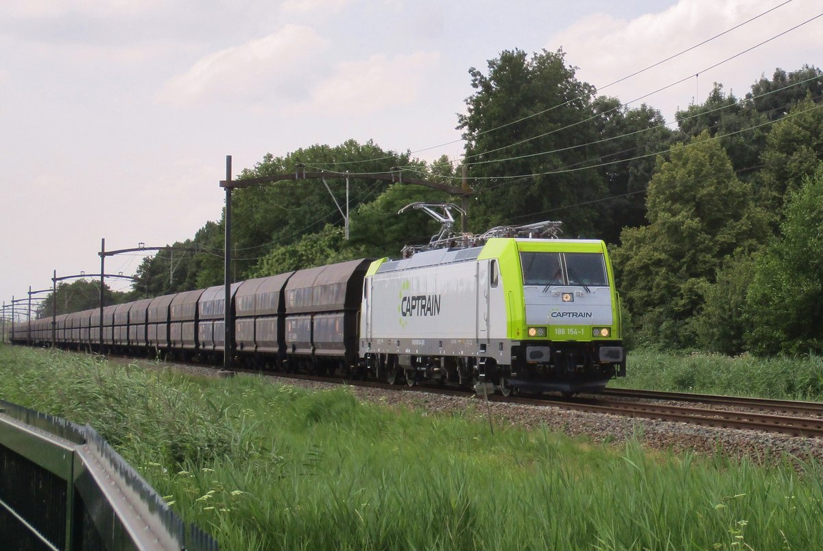 CapTrains neue: 186 154 zieht ein Kohlezug bei Dordrecht Zuid am 19 Juli 2018. 