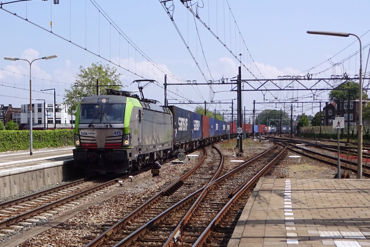 Cargo Corridore-24 lauft von Genua ber die Scheiz (Ltschberg-Bahn) und Deutschland ins Rotterdamer Hafenrevier. BLS 475 415 fahrt mit dieser KLV die ganze Corridor selbst, wo frher mindestens vier Lokwechsel erfrderlich waren. BLS 475 415 durchfahrt am 18 Mai 2019 Dordrecht.