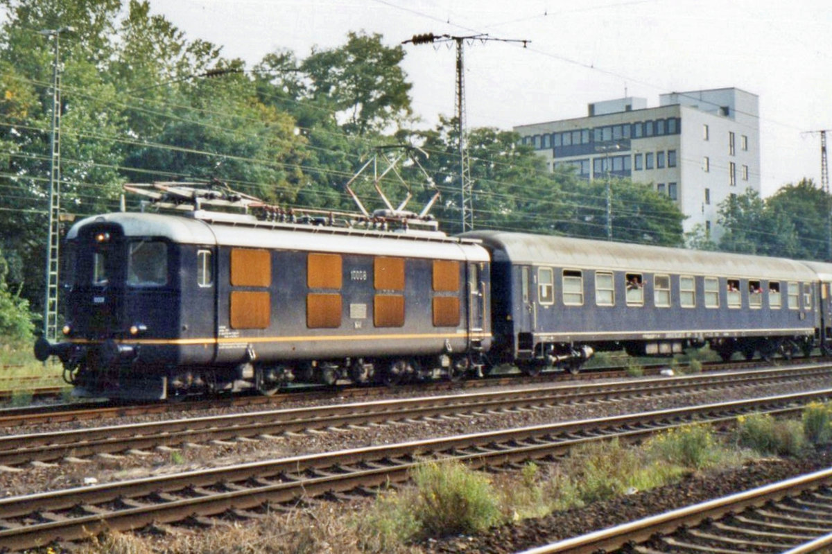 CB 10008 durchfahrt am 21 Mai 2005 mit der Herzerather Köln West.