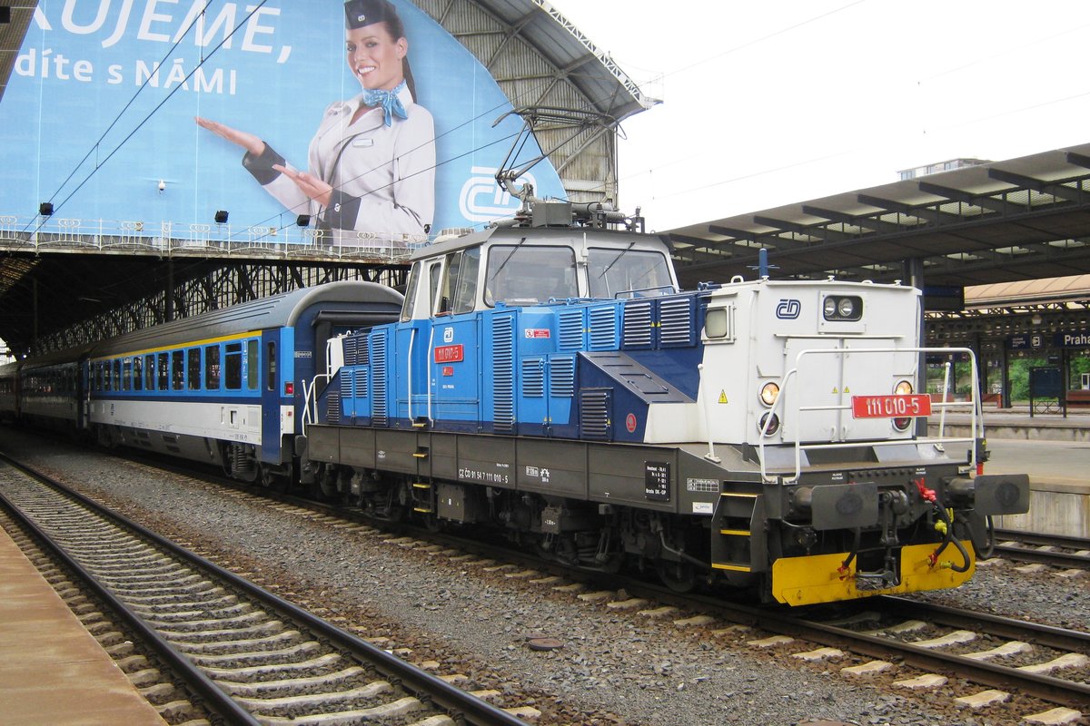 CD 111 010 rangiert mit EC-Wagen in Praha hl.n. am 13 Mai 2012.