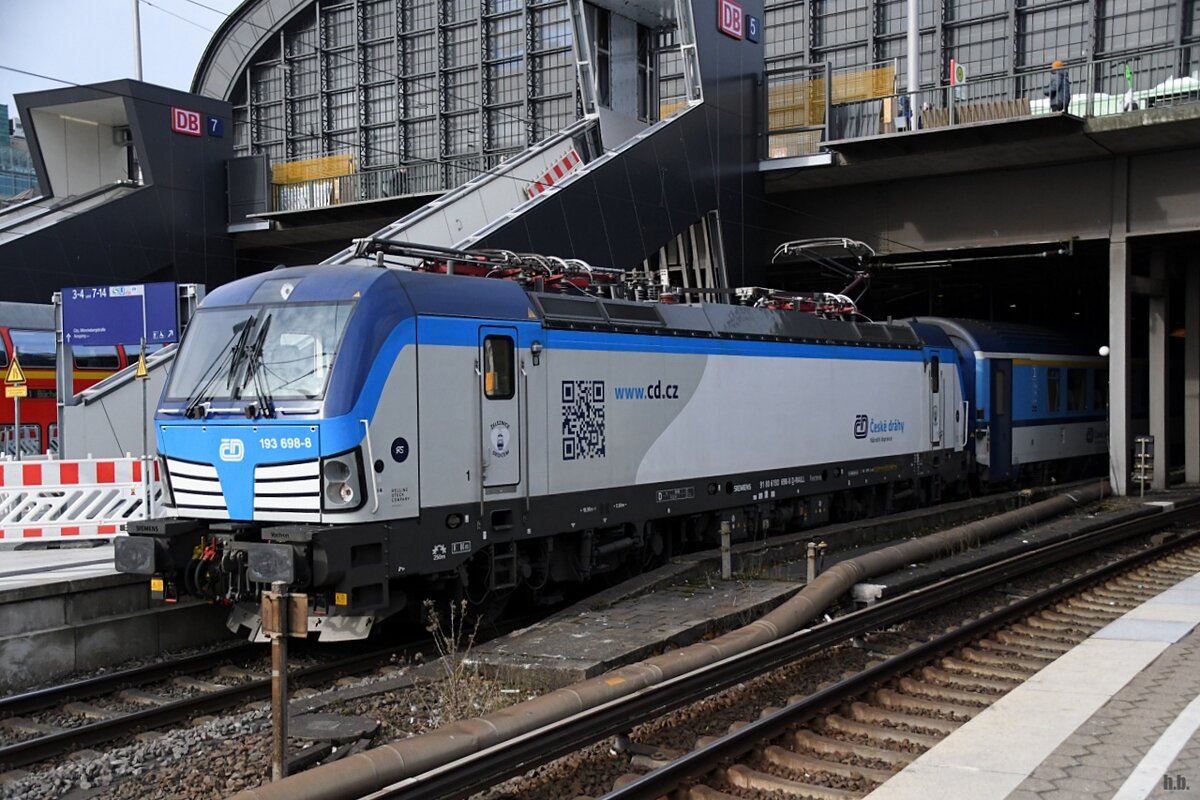 CD 193 698-8 stand mit EC 177 nach prag,in hamburg hbf,01.03.22