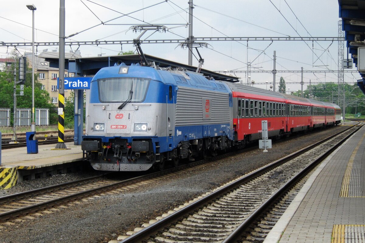 CD 380 004 verlässt am 14 Mai 2012 Praha-Liben. Die erste zwei Reisewagen sind von ÖBB gekauft worden, waren jedoch nicht umlackiert. CD 380 004 verlässt am 14 Mai 2012 Praha-Liben. Die erste zwei Reisewagen sind von ÖBB gekauft worden, waren jedoch nicht umlackiert.