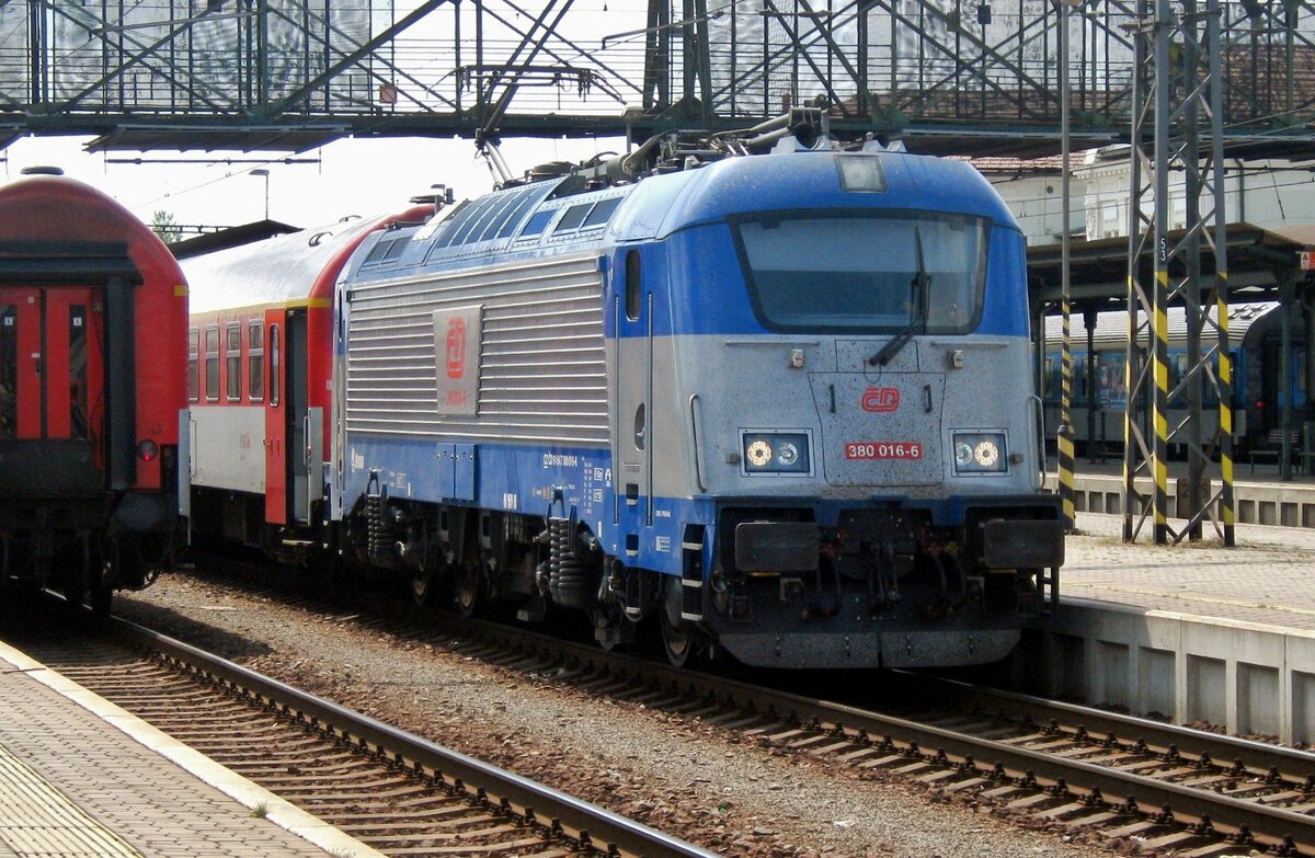 CD 380 016 steht am 1 Juni 2012 in Bohumín mit ein EuroCity nach Warszawa. In Bohumin findet Lokwechsel auf einer PKP EP09 statt. CD 380 016 steht am 1 Juni 2012 in Bohumín mit ein EuroCity nach Warszawa. In Bohumin findet Lokwechsel auf einer PKP EP09 statt.