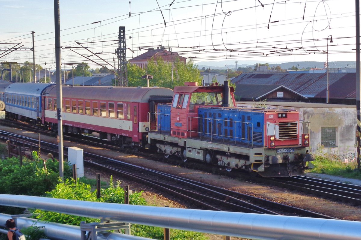 CD 714 029 verschiebt Reisezugwagen in Ceske Budejovice am 21 September 2018.