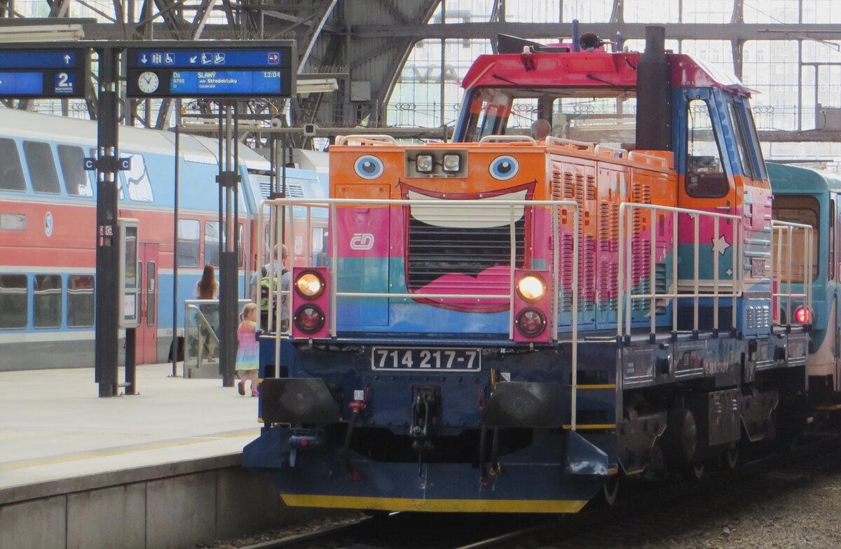 CD 714 217 steht am 12 Juni 2022 in Praha hl.n. mit der Cykloradek und hat eion passendes farbenschema bekommen.