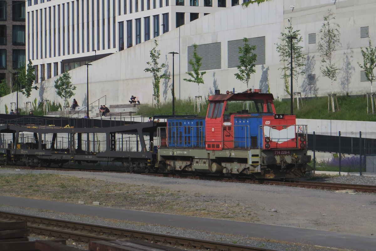 CD 714 228 rangiert am 22 Mai 2023 mit Autotransportwagen in Praha hl.n.