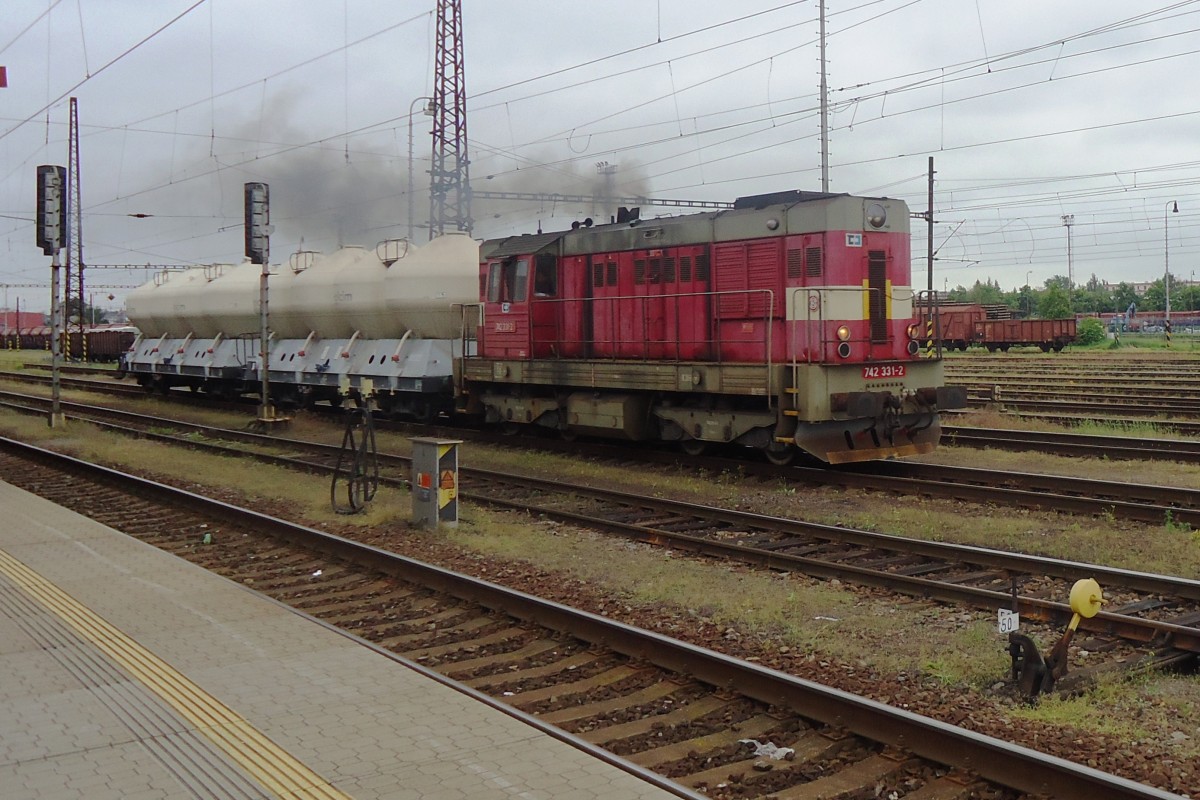 CD 742 331 rangiert mit zwei Zementwagen in Pardubice am 3 Juni 2013.