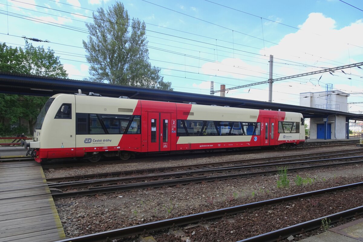 CD 841 202 steht am 10 Juni 2022 in Kralupy nasd Vltavou und tragt noch die farben der vorherigen Eigentumer HzL.