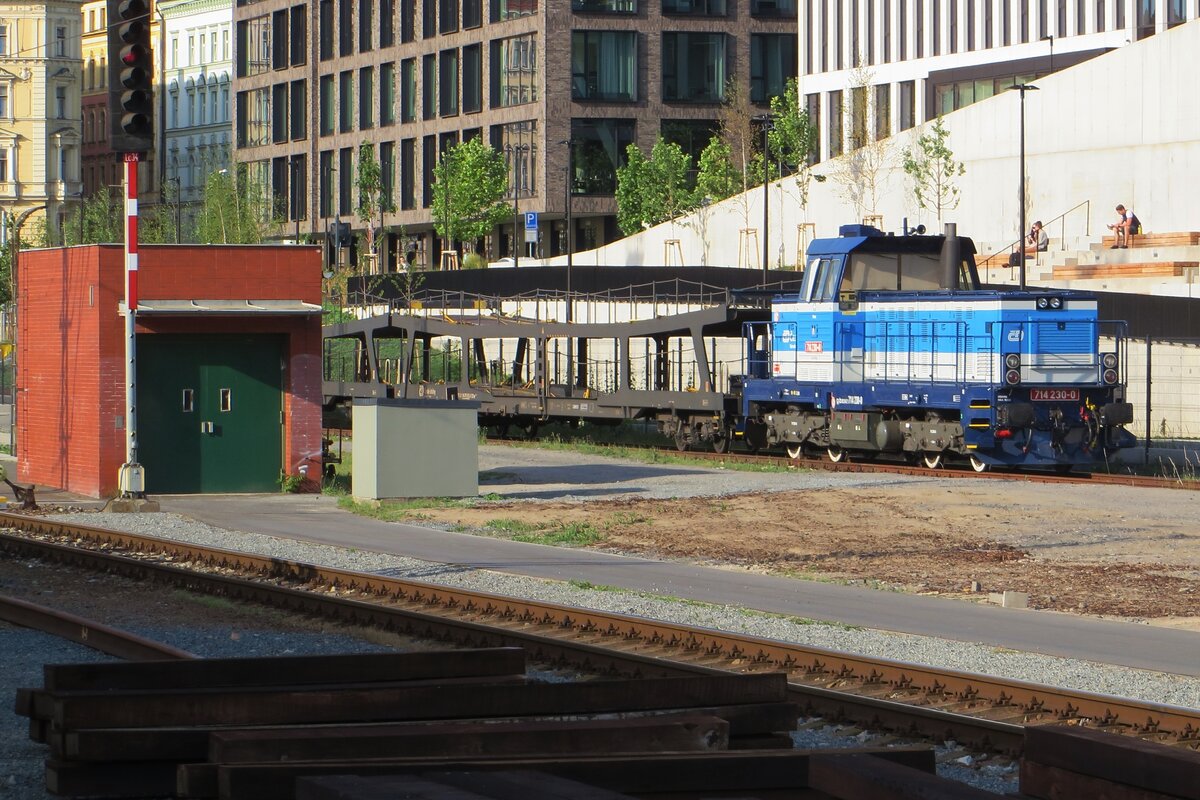 CD Verschiebelok 714 230 steht am 12 Juni 2022 in Praha hl.n.