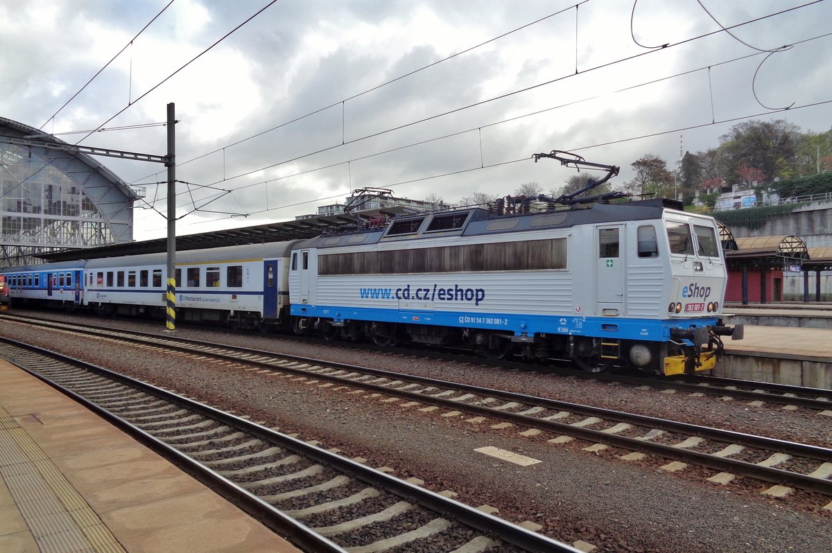 CD Werbe-Persching 362 081 steht mit der EC nach Münchenüber Tabor bereit in Praha hl.n. am 6 April 2017.