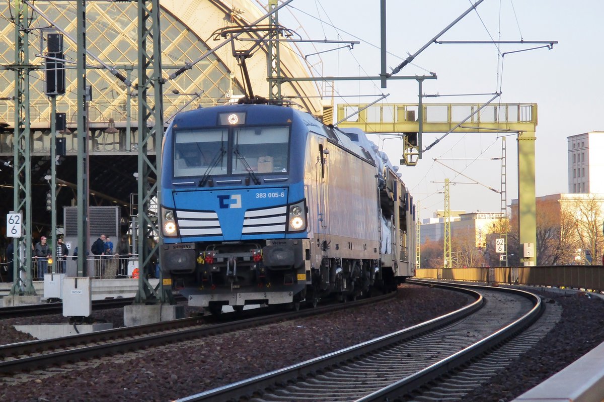 CDC 383 005 legt sich am 7 April 2018 in Dresden Hbf in die Kurve. 