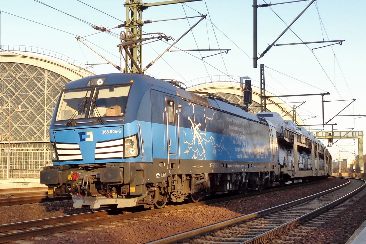 CDC 383 005 legt sich am 7 April 2018 in Dresden Hbf in die Kurve. 