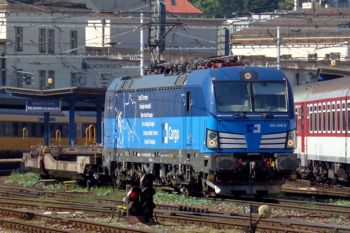 CDC-Vectron 383 008 durchfahrt Bratislava hl.st. am 12 September 2018. 