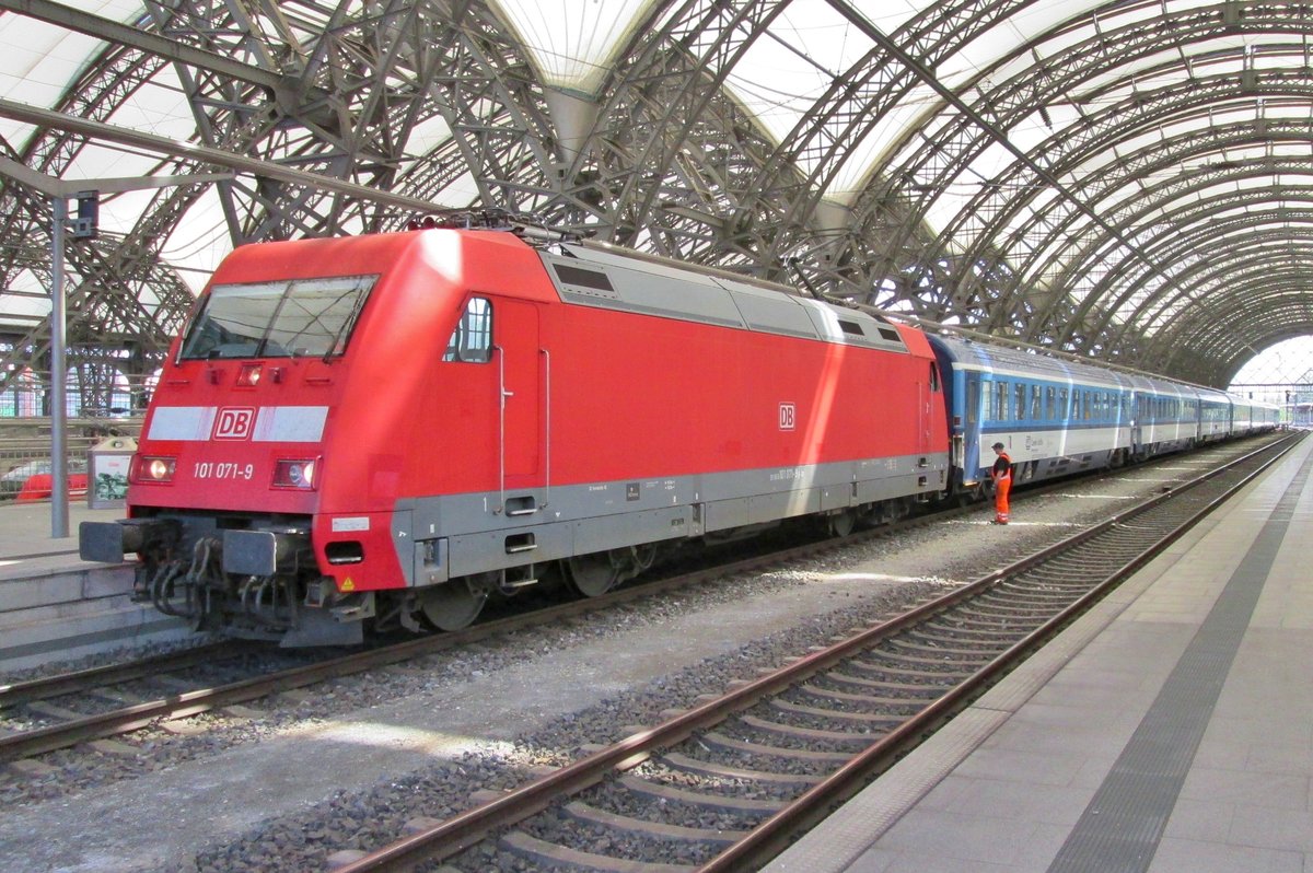 CDEC mit 101 071 steht abfahrtbereit in DResden Hbf am 9 Mai 2016.