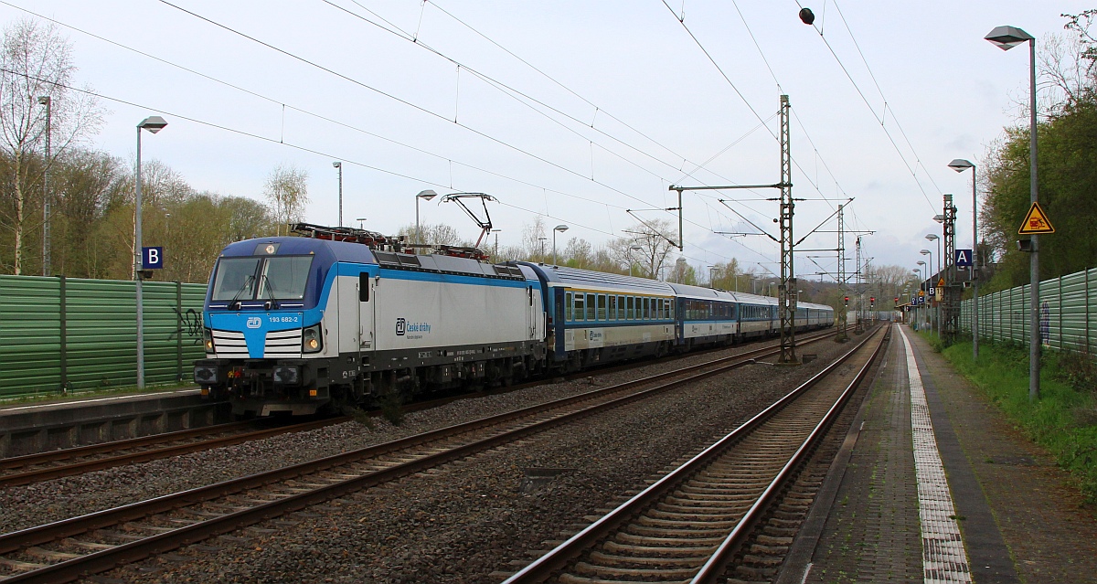 CD/RAILL 193 682-2 mit dem EC 175 nach Prag Einfahrt Schleswig 23.04.23