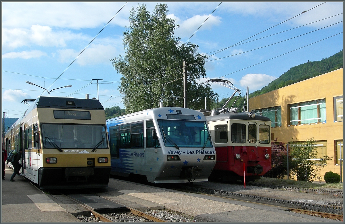 CEV GTW Be 2/6 7003  Blonay  nach Vevey, der  Train des Etoiles  nach Les Pleiadeas und der CEV BDeh 2/4 75 in Blonay. 
23. Mai 2015