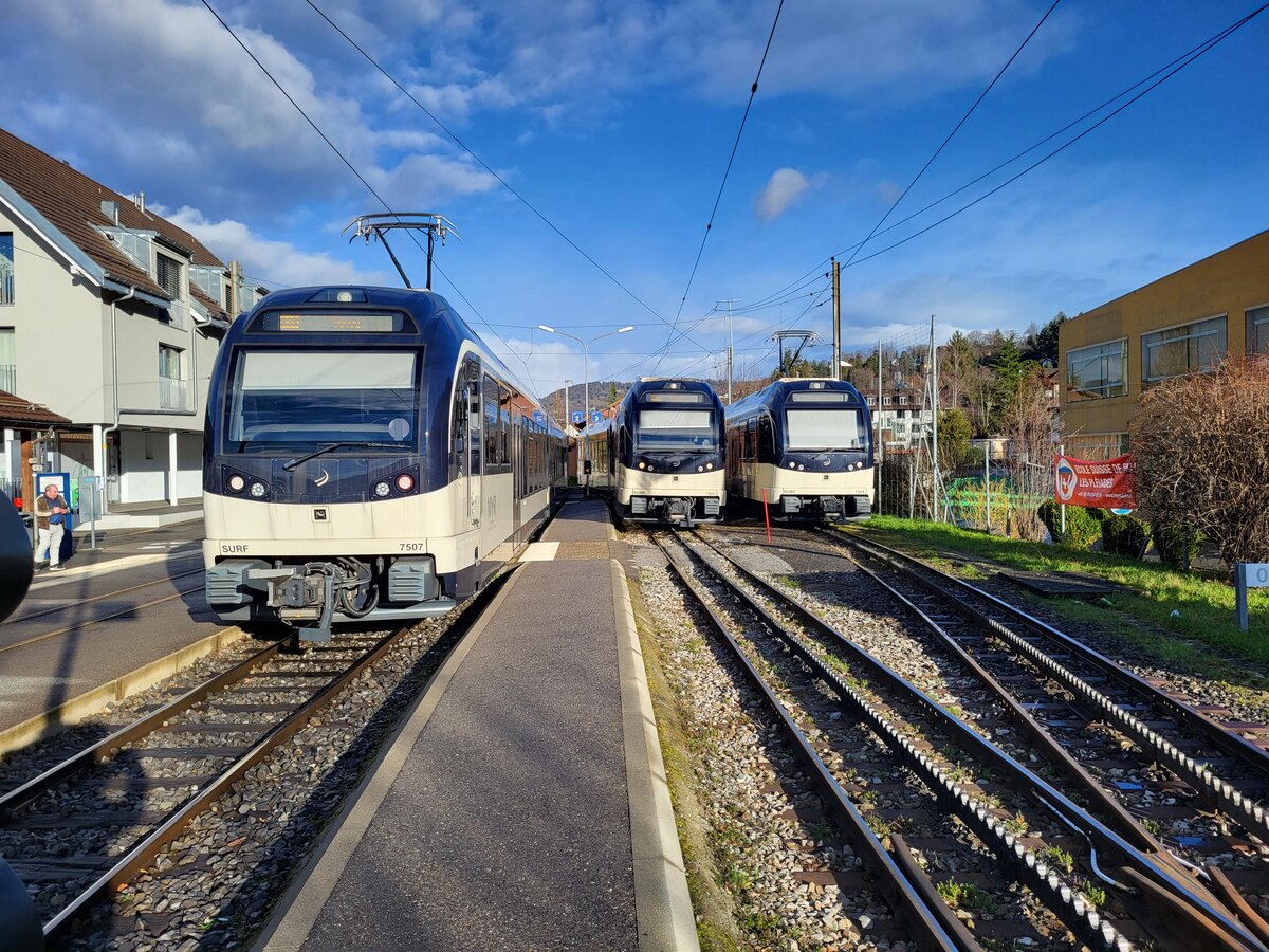 CEV MVR ABeh 2/6 in Blonay: von links nach rechts - ABeh 2/6 7507 nach Vevey, Aeh 2/6 7502 nach Les Pleiades und der abgestellte ABeh 2/6 7504.

25. Feb. 2024