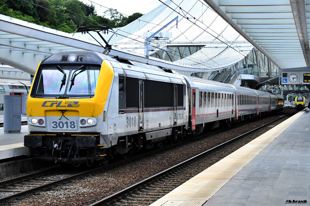 CFL 3018 mit einen IC nach luxenbourg,aufgenommen in liege-guillemins,13.06.19