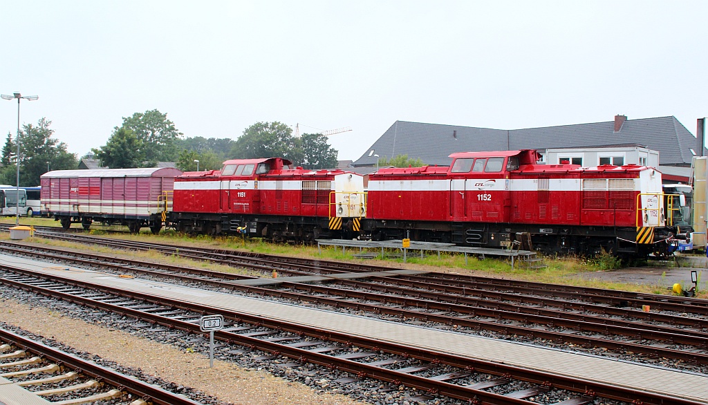 CFL Cargo 1151 und 1152 stehen zusammen mit dem alten  Heizwagen  der neg abgestellt in Niebüll auf dem Gelände der neg. 04.08.2012
