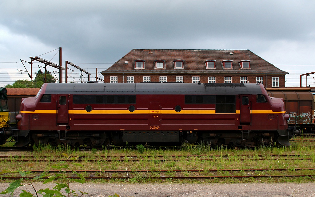 CFL Cargo Mx 1029 abgestellt im Gbf Padborg. Im Hintergrund steht das Hauptgebäude des Padborger Bahnhofes. 02.08.12