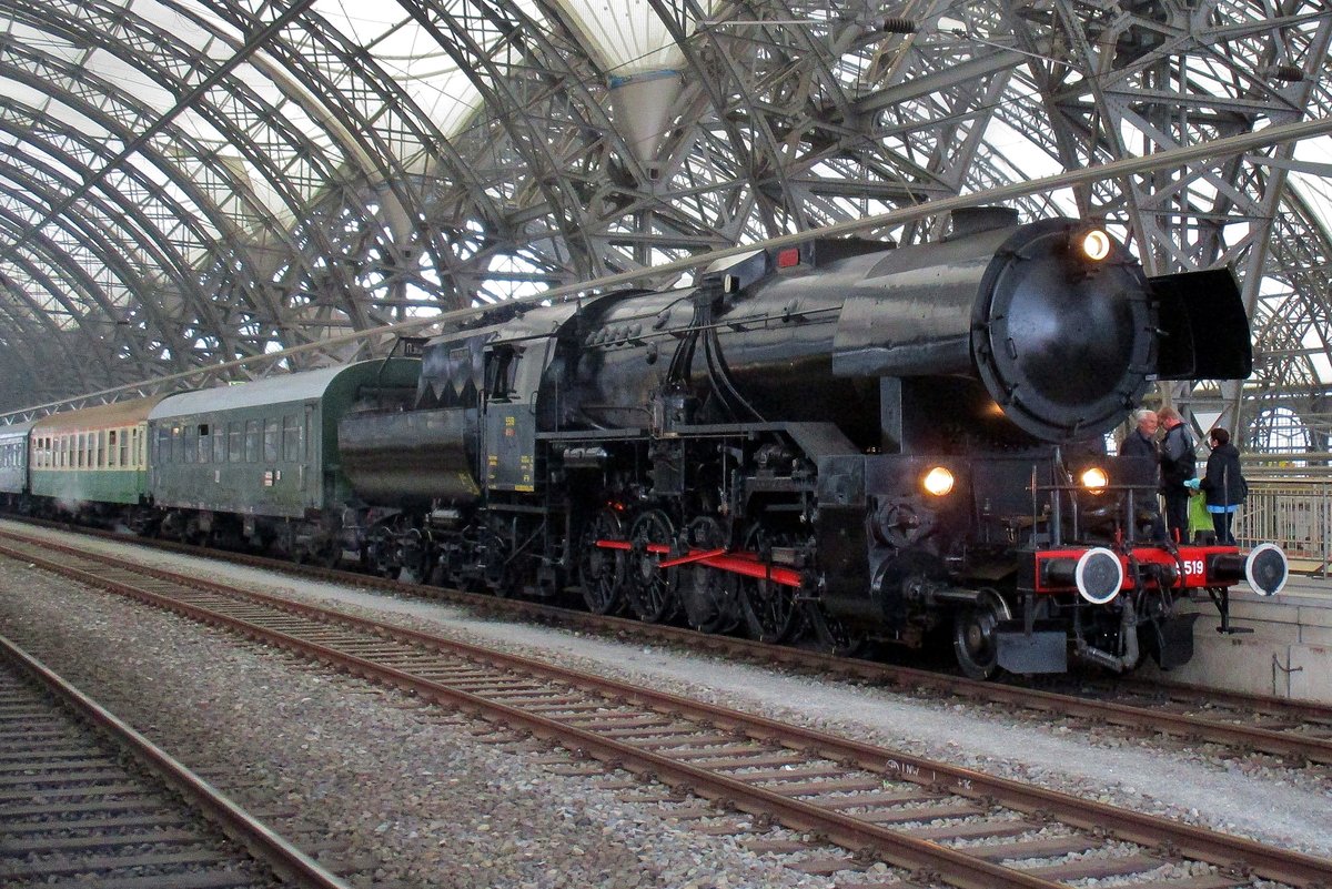 CFL Dampfross 5519 steht am 8 April 2017 samt Sonderzug in Dresden Hbf.