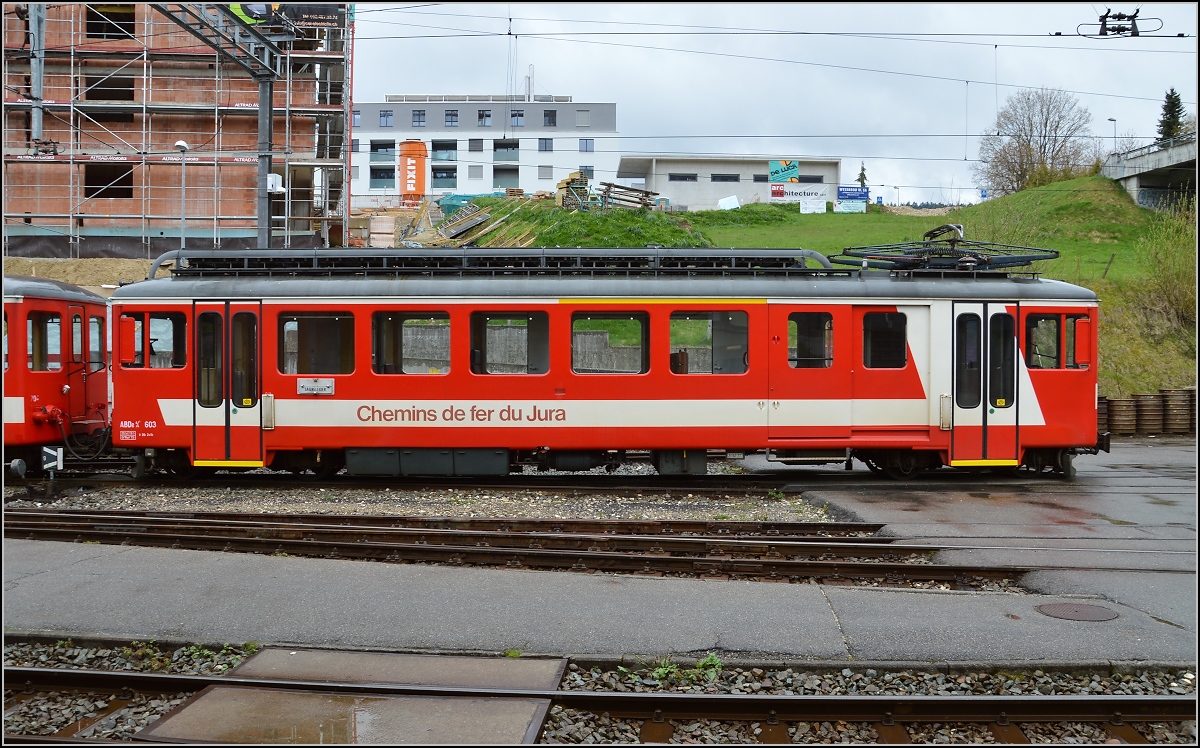 Chemins de fer de Jura (CJ). Triebwagen ABDe 4/4 603 in Tramelan. April 2016.

Eckdaten des ABDe 4/4 603:
Baujahr 1953
Lnge 16,76 m
Gewicht 26,5 t
Leistung 332 kW
Hchstgeschwindigkeit 70 km/h