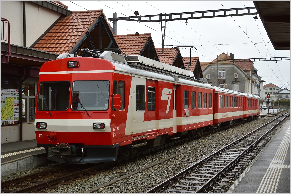 Chemins de fer de Jura (CJ). BDe 4/4 612 in Saignelégier. April 2016.

Eckdaten des BDe 4/4:
Baujahr 1985
Länge 18,73 m
Gewicht 36 t
Leistung 724 kW
Höchstgeschwindigkeit 90 km/h
