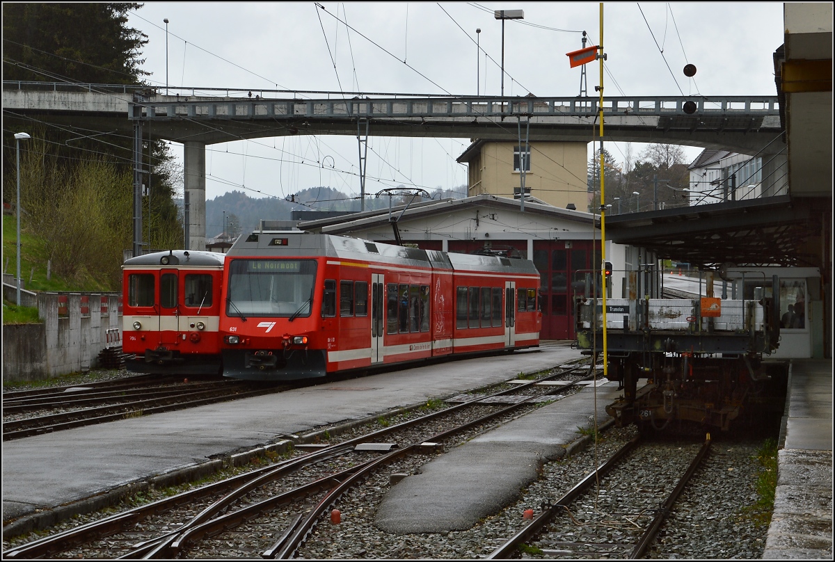 Chemins de fer de Jura (CJ). Triebwagen ABe 2/6 631 in Tramelan. April 2016.

Eckdaten des ABe 2/6 631:
Baujahr 2001
Länge 33,2 m
Gewicht 40,6 t
Leistung 320 kW
Höchstgeschwindigkeit 90 km/h